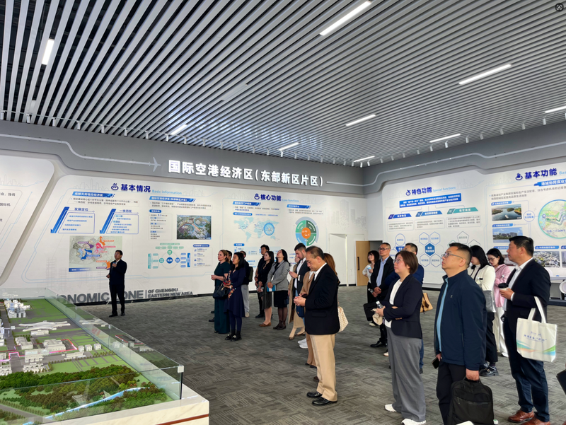 喝咖啡谈合作成都东部新区“枢畅空港”服务品牌圈粉世界500强企业(图1)