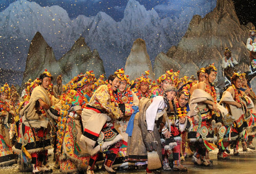 九寨溝牙扎藏寨舞獅遊花燈迎新年 為旅遊恢復做準備