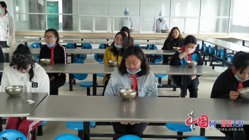 學生保持一米以上距離同向安靜就餐.jpg