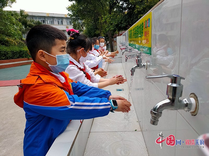 成佳小学就餐前-学生按照“七步洗手法”认真洗手（自贡市贡井区委宣传部-供图）.jpg