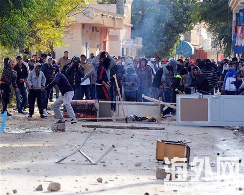 突尼斯民众举行反政府示威 与防暴警察冲突
