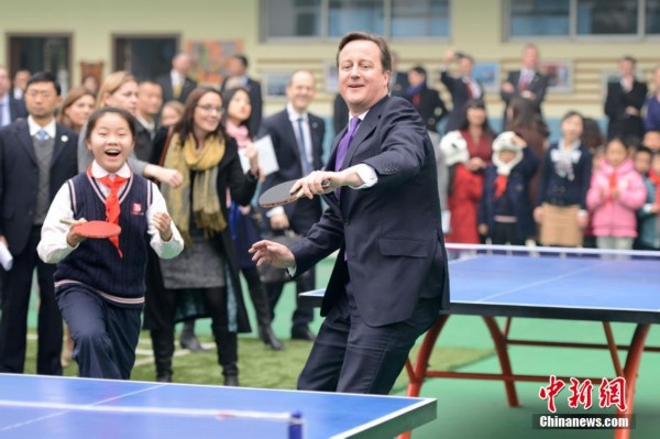 英国首相卡梅伦访问四川 与成都小学生切磋乒乓球技