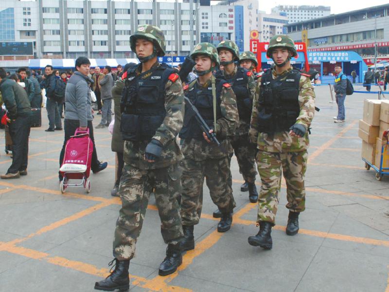 3月2日,成都武警在人员密集区域巡逻防控.