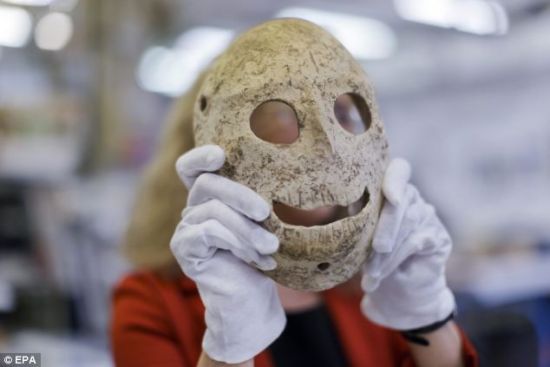 以色列展出拥有9000年历史石制面具 - 艺苑 - 中