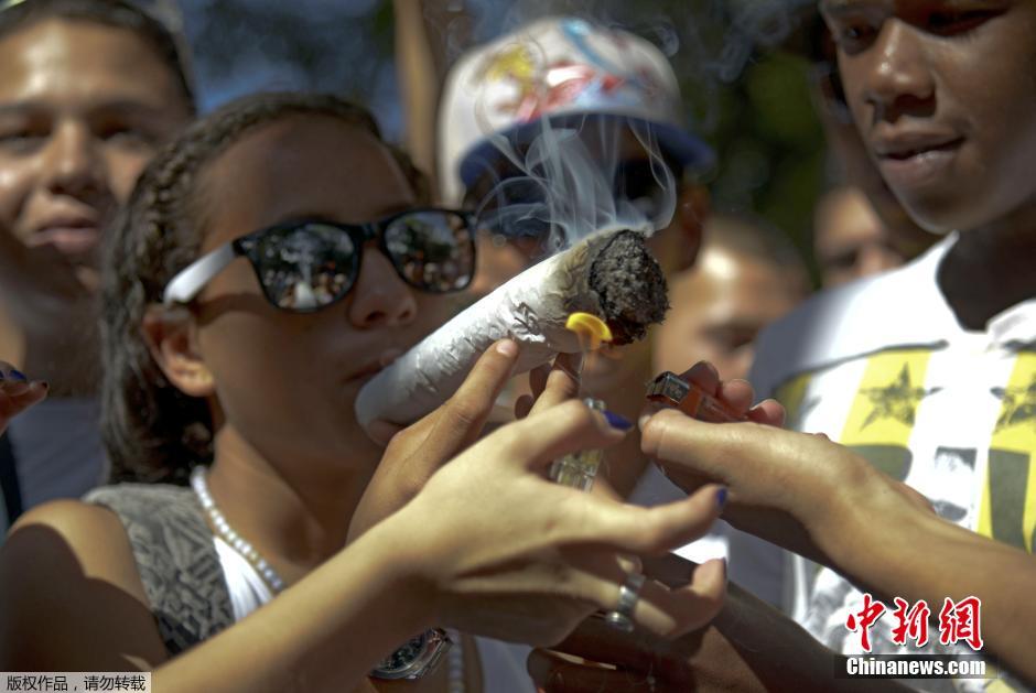 哥伦比亚青年抽巨型大麻烟 支援大麻合法化