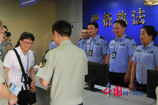 四川公安厅出入境总队协助越南回撤人员顺利入境