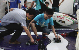 两位同学在试玩“智能汽车”