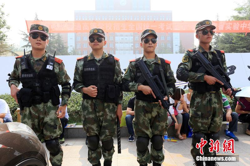 6月7日,河南省郑州市,在河南省实验中学考点,河南武警雄狮突击队