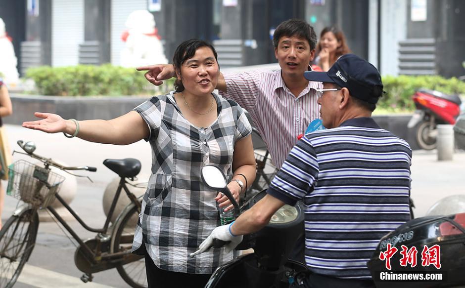 南京考生家长封路护考_社会图片_中国网四川