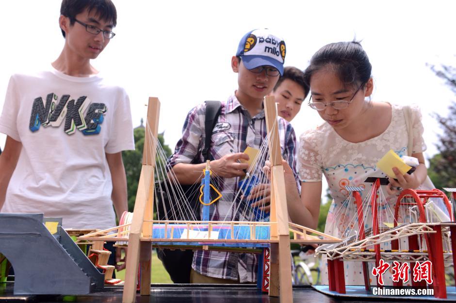 大学生自制桥模展现"心中的桥梁"