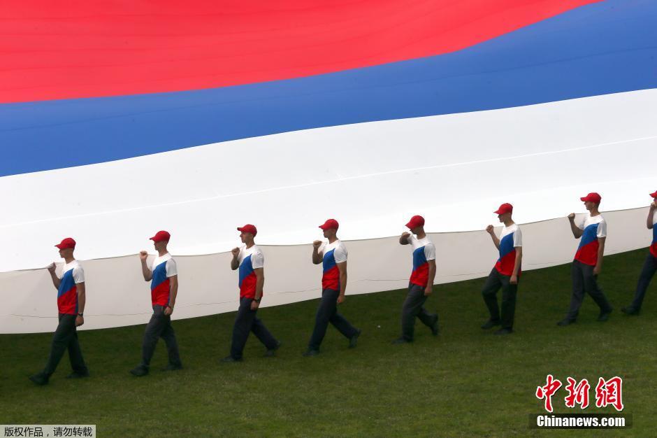 最大俄罗斯国旗亮相莫斯科 面积超1000平米_