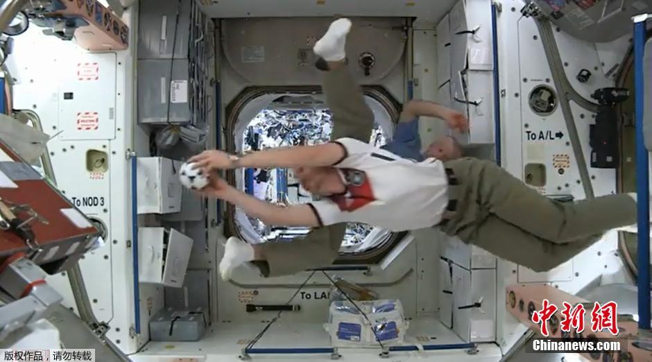 国际空间站宇航员踢足球喝啤酒庆祝世界杯_其