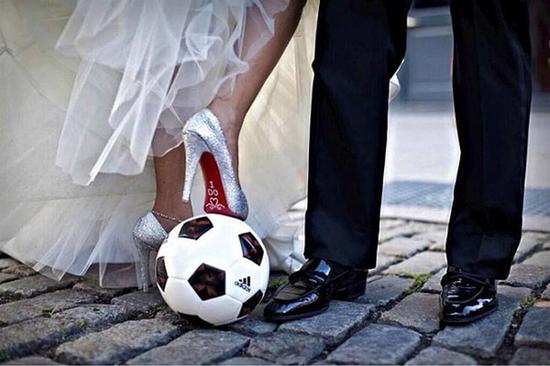以足球为主题的手抄报_足球主题婚纱照