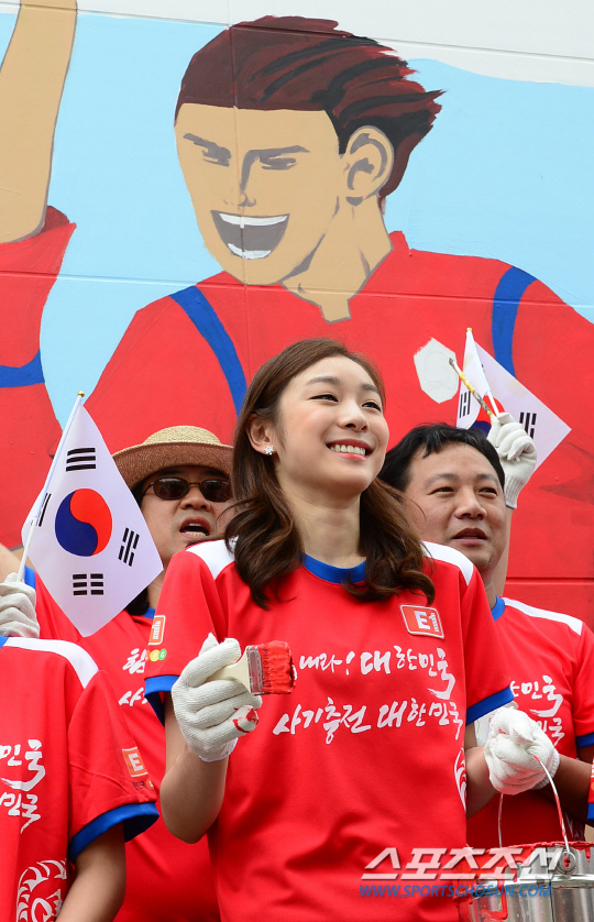 金妍儿手绘壁画为世界杯韩国队加油_体育娱乐
