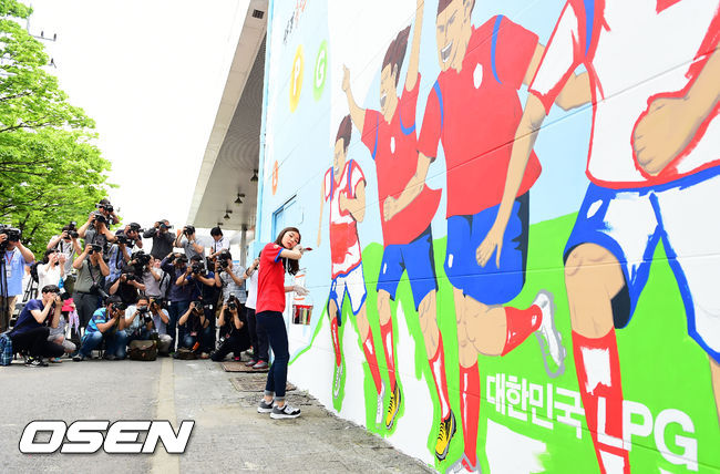 金妍儿手绘壁画为世界杯韩国队加油_体育娱乐