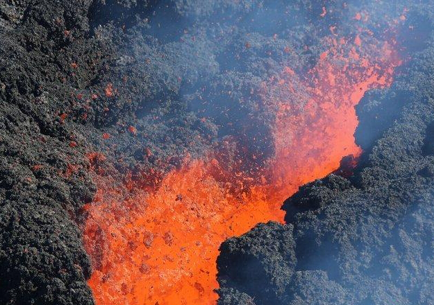 皮顿德拉富内兹火山岩浆流出 如.