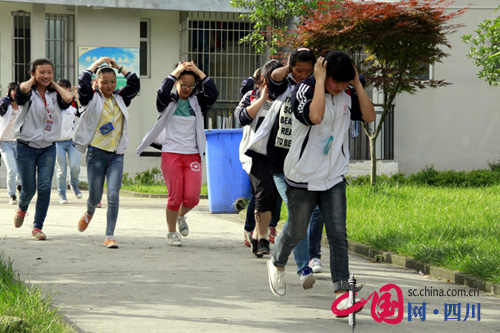 蒲江中学实验学校开展突发事件紧急疏散演练