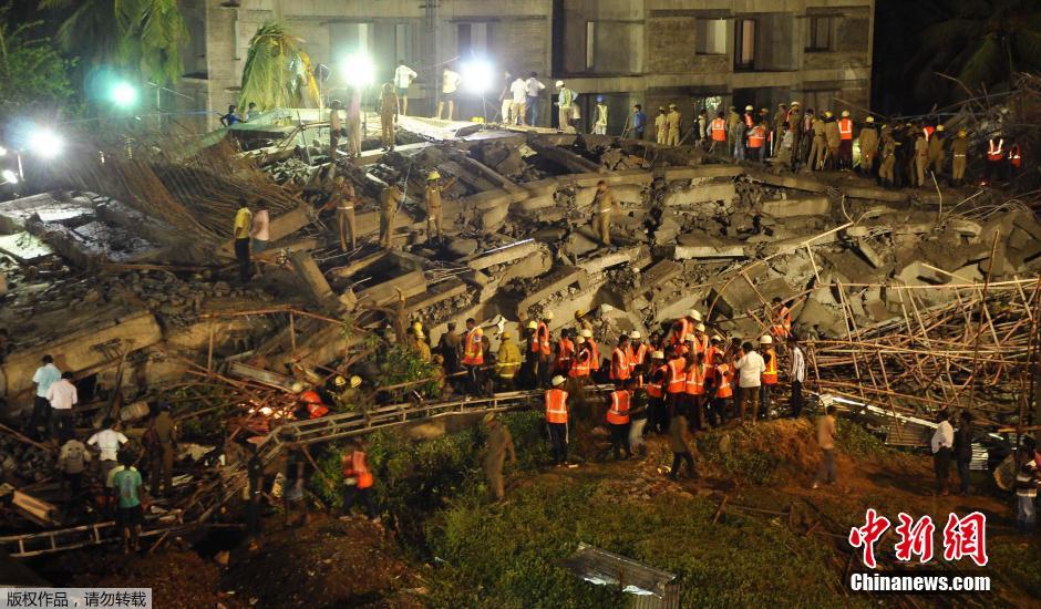 印度新德里在建大楼倒塌 11人遇难数十人被困