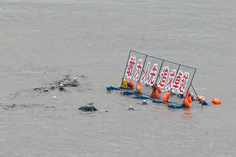 武汉横渡长江活动遭遇浮尸