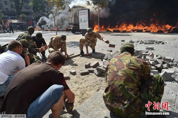 乌克兰基辅独立广场再爆骚乱 大批坦克开上街头