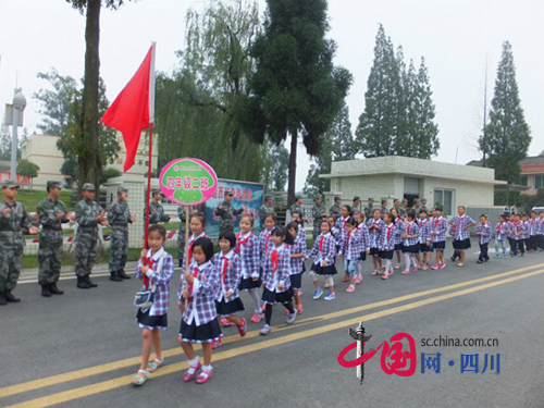 蒲江县北街小学家委会组织国防教育日活动
