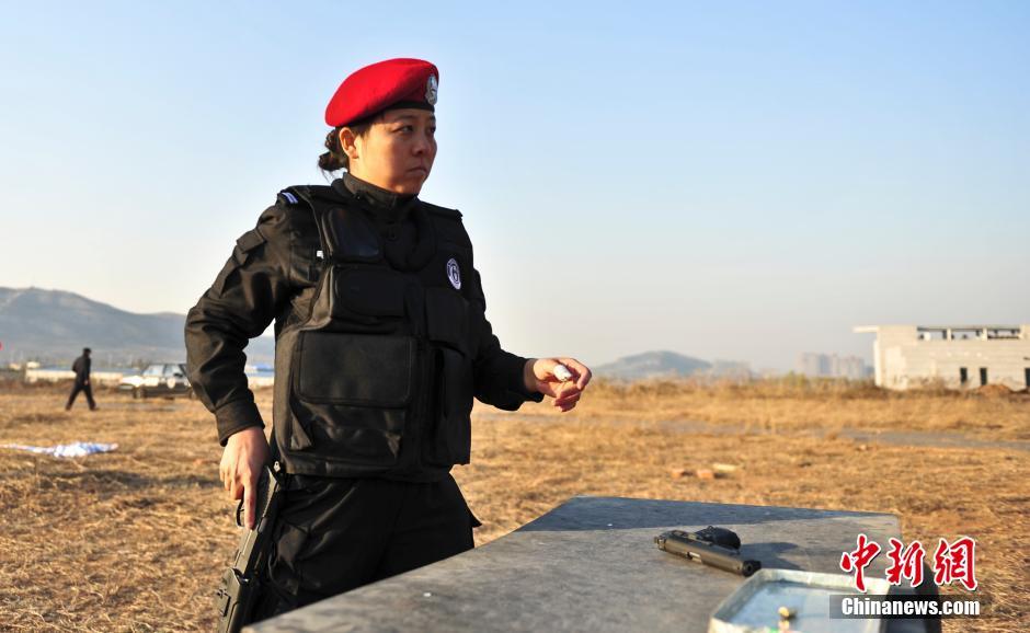 济南女特警快手出枪弹无虚发 - 其他图片 - 中国