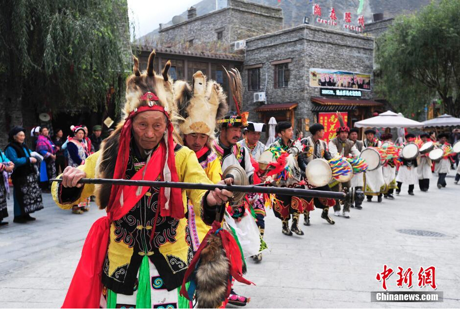 答:羌族的传统节日如下:1,羌历年是羌族人民最为隆重的节日之一,每年