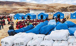 2000床救灾棉被2000件棉大衣运至康定震区