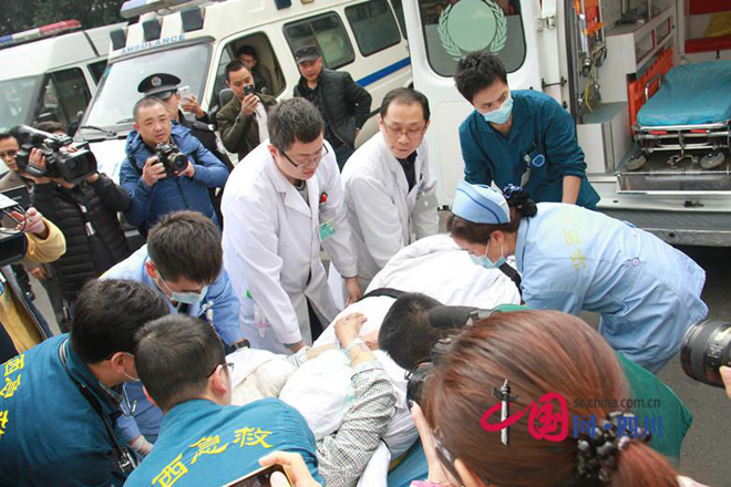 康定6.3级地震中首位重伤员被转至华西医院