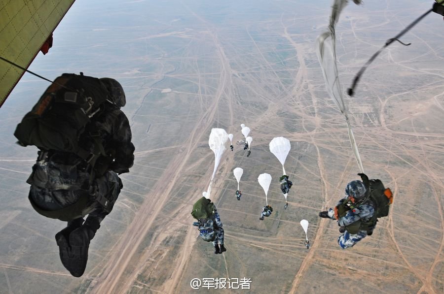 中国空降兵伞降酷图