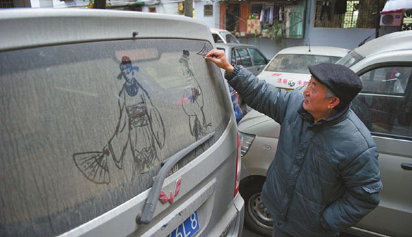 成都一退休教师在车窗上手绘仕女图爆红网络