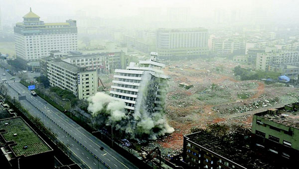 成都“北门第一高楼”昨被机械拆除