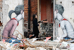 艺术家在上海拆迁废墟上涂鸦走红