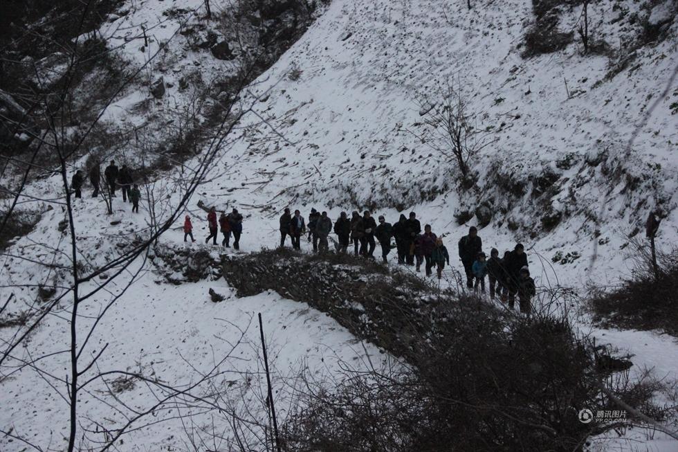 陜学生冰天雪地往返8公里求学 - 社会图片 - 中