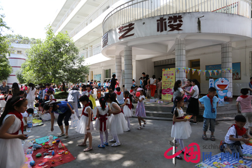 邛崃市西街小学"我能行"校园淘宝开张了!