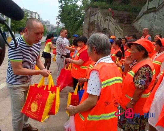 蓬溪县芝溪玉液有限公司为400余名环卫工人赠送“降暑大礼包”