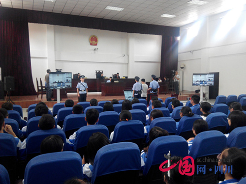 年法官开庭审案 蒲江县教育局开展模拟法庭活