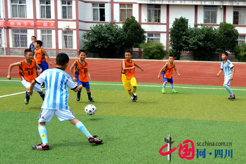 邛崃市文昌小学与火井小学开展少年足球交流活动