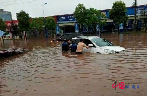 遂寧市蓬溪縣普降暴雨 縣城多地被淹