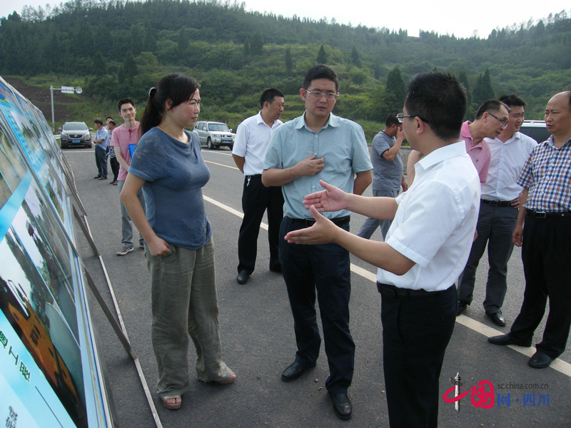市交通运输局党委书记,局长许东明冒着酷暑,在西充县副县长张晓波,县