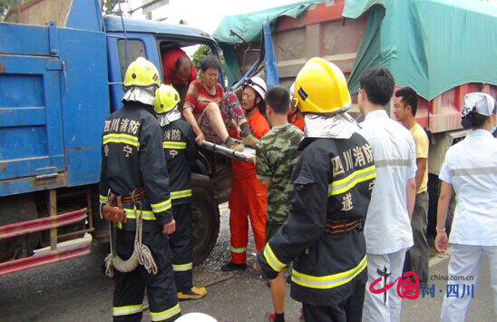 遂寧：貨車追尾兩人被困 消防官兵緊急救援