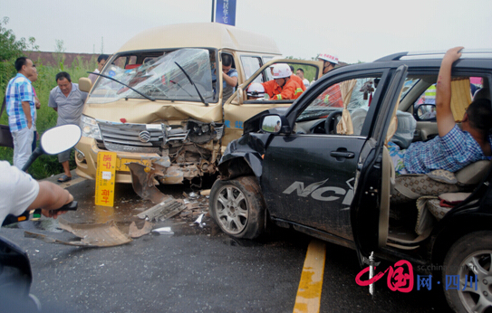 遂寧：轎車調頭與客車相撞致10余人受傷