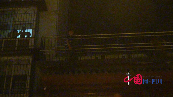 遂寧一名男子被催債  昨晚在濱江北路某樓頂欲跳樓輕生