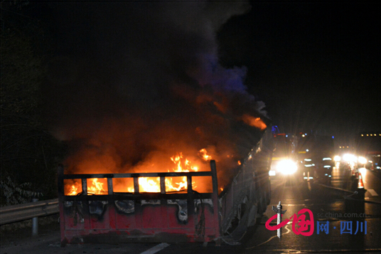 滬蓉高速一挂車自燃 30余噸汽車配件被燒