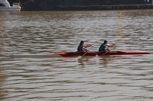 双人双桨 共同演绎中学生赛艇交流赛