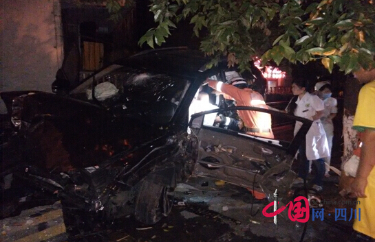遂寧：女司機駕車撞上變電箱被困 消防員深夜救援
