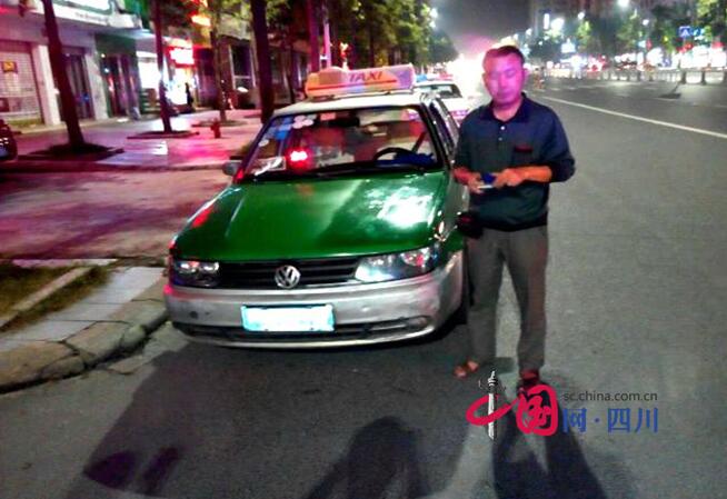 遂寧交警22日晚查獲首例計程車酒駕違法行為