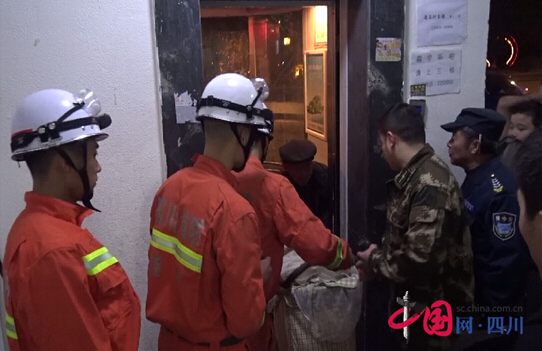 遂寧：天宇水都電梯故障致3人被困 消防隊緊急營救