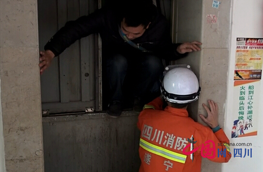 广福大厦电梯故障致1人被困 消防队紧急施救