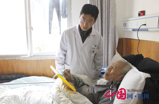 写字板助94岁喉癌老人与病魔抗争